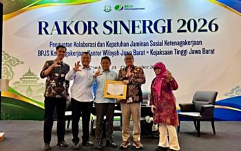 Dukung Penegakan Hukum Kepatuhan Jaminan Sosial, Kajari Kota Bogor Raih Penghargaan BPJS Ketenagakerjaan Jabar 5 IMG 20260929 045401