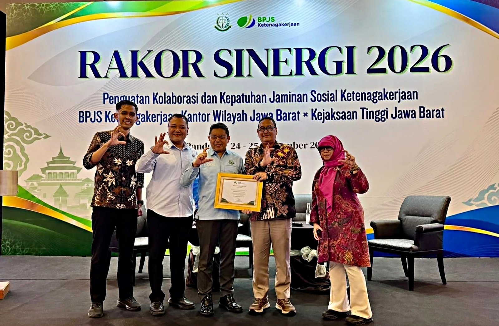 Dukung Penegakan Hukum Program Jaminan Sosial, Kajari Kota Bogor Raih Penghargaan BPJS Ketenagakerjaan 1 IMG 20260929 045401