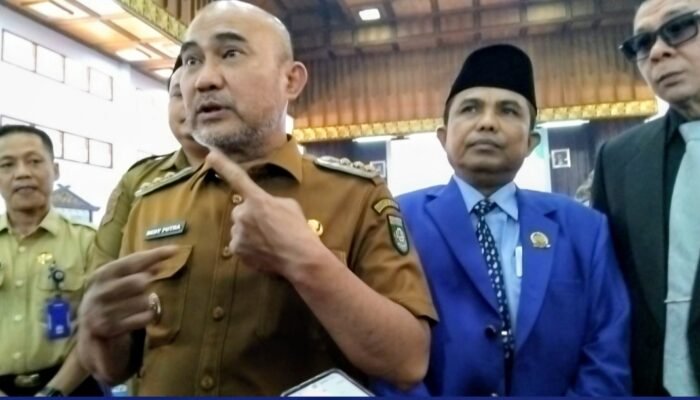 Seragam Gratis Bungo: Dedy Putra Minta Wali Murid Jangan Dulu Jahit Baju Batik