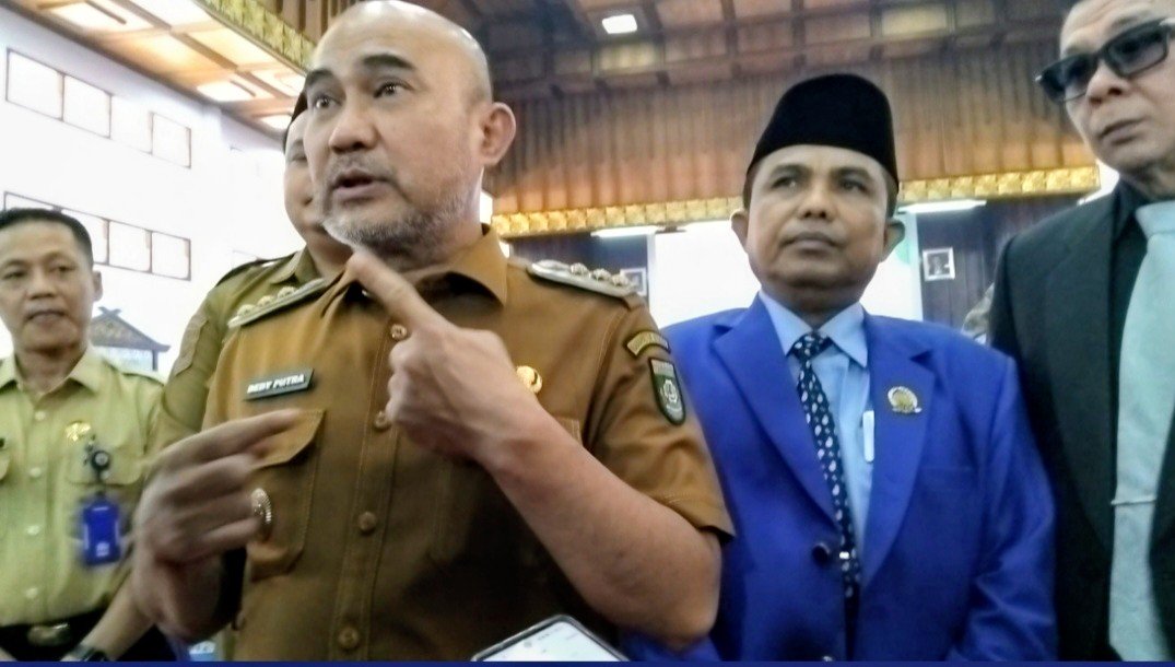 Seragam Gratis Bungo: Dedy Putra Minta Wali Murid Jangan Dulu Jahit Baju Batik 1 IMG 20261001 WA0073