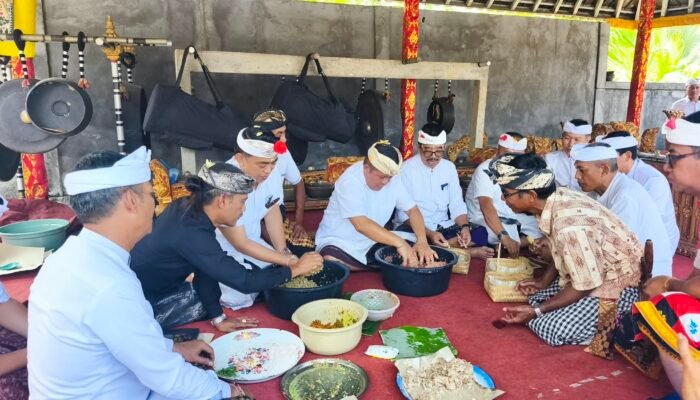 Bupati Bangli Ikuti Tumpek Wayang, Lestarikan Budaya Bali