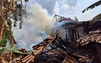 Rumah Warga Ngumbul Nyaris Ludes Terbakar, Gotong Royong Warga Jinakkan Api 5 IMG 20261011 WA0042