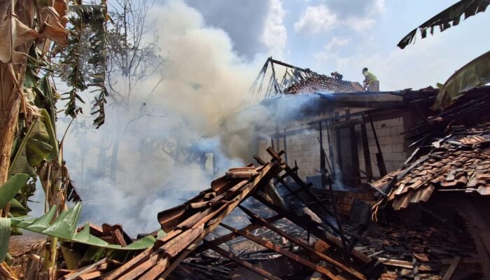 Rumah Warga Ngumbul Nyaris Ludes Terbakar, Gotong Royong Warga Jinakkan Api
