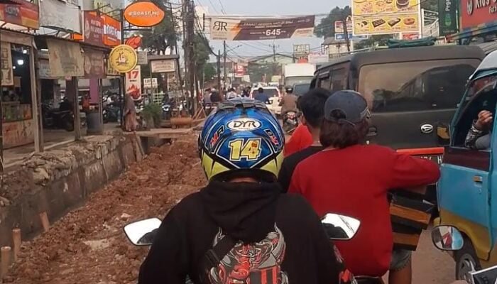 Proyek Drainase Kutabaru Rp2,6 Miliar Bikin Macet Parah, Siapa Bertanggung Jawab?