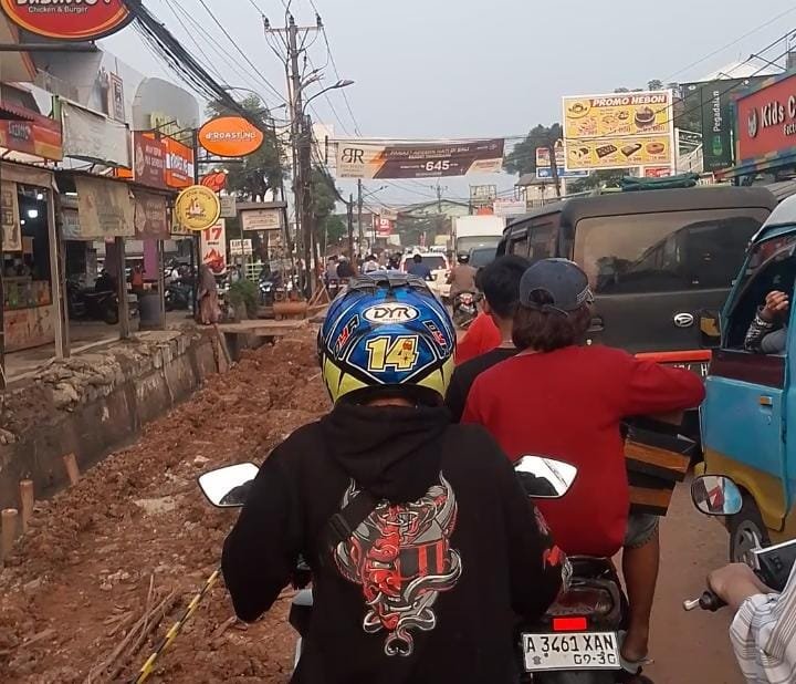 Proyek Drainase Kutabaru Rp2,6 Miliar Bikin Macet Parah, Siapa Bertanggung Jawab? 1 IMG 20261012 WA0053