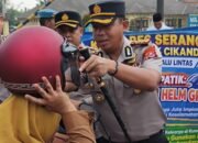Kapolres Serang Bagikan Sembako dan Helm Gratis di Cikande 10 IMG 20261012 WA0060