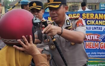 Kapolres Serang Bagikan Sembako dan Helm Gratis di Cikande 4 IMG 20261012 WA0060