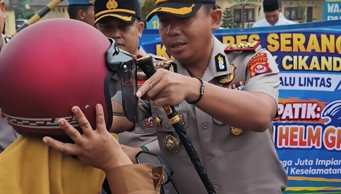 Kapolres Serang Bagikan Sembako dan Helm Gratis di Cikande