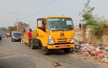 Sampah Liar Pangkalpinang Dibersihkan 9 Armada, DLH Siapkan Solusi Permanen 5 IMG 20261023 WA0020