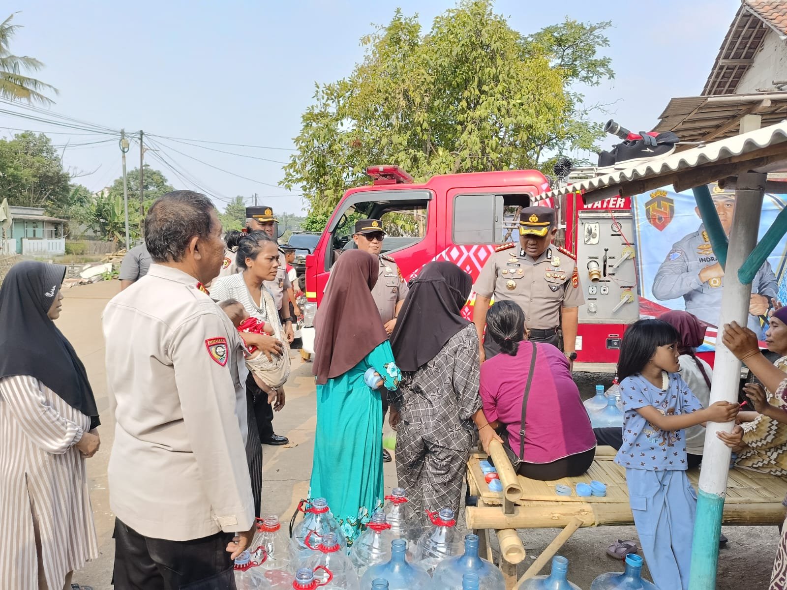 Polresta Tangerang Salurkan 3.000 Liter Air Bersih untuk 300 KK di Sindang Jaya 3 IMG 20261024 WA0004