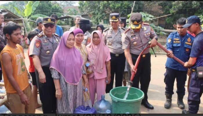 Polresta Tangerang Salurkan 3.000 Liter Air Bersih untuk 300 KK di Sindang Jaya