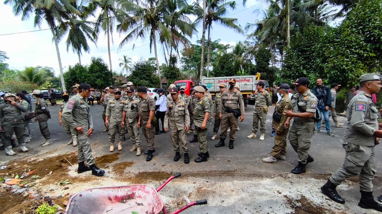 Satpol PP Bangli Bongkar Kanopi dan Tembok di Jalan Usaha Tani Tegalalang 3 IMG 20261024 WA0006