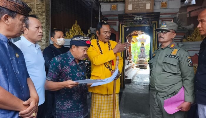 Satpol PP Bangli Bongkar Kanopi dan Tembok di Jalan Usaha Tani Tegalalang