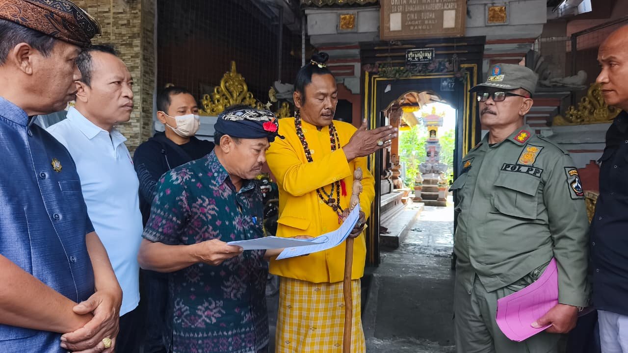 Satpol PP Bangli Bongkar Kanopi dan Tembok di Jalan Usaha Tani Tegalalang 1 IMG 20261024 WA0007