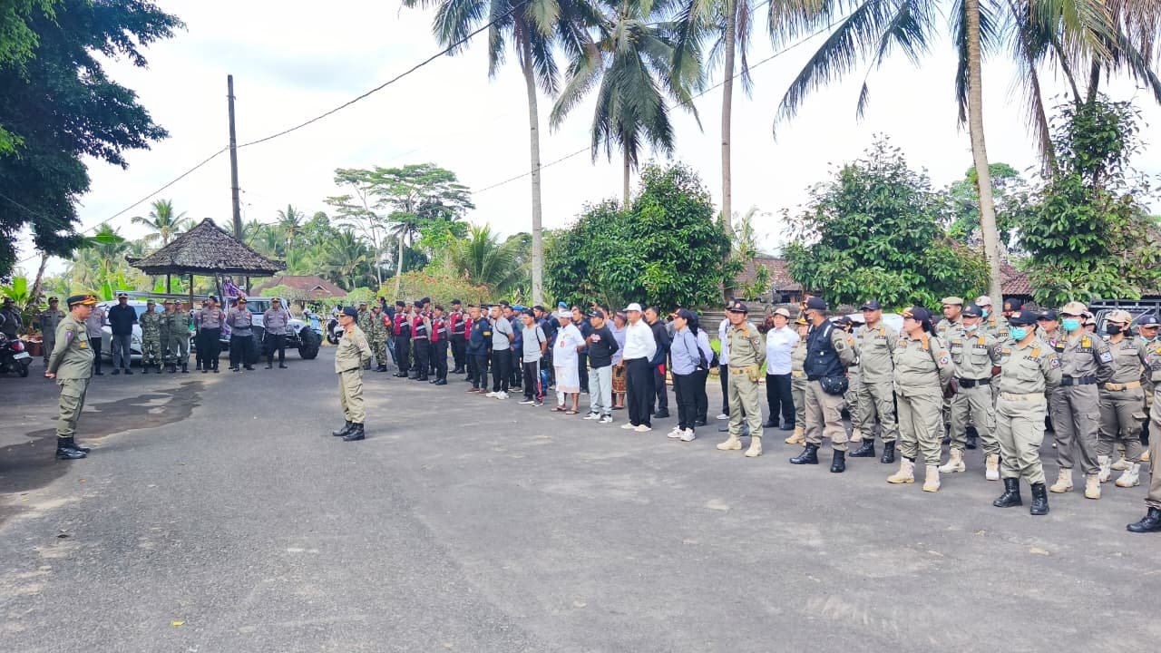 Satpol PP Bangli Bongkar Kanopi dan Tembok di Jalan Usaha Tani Tegalalang 4 IMG 20261024 WA0008