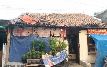 Miris! Tiga Bersaudara Yatim Piatu di Kutabumi Bertahan di Rumah Nyaris Roboh, Perhatian Pemerintah Dipertanyakan 4 IMG 20261025 WA0013