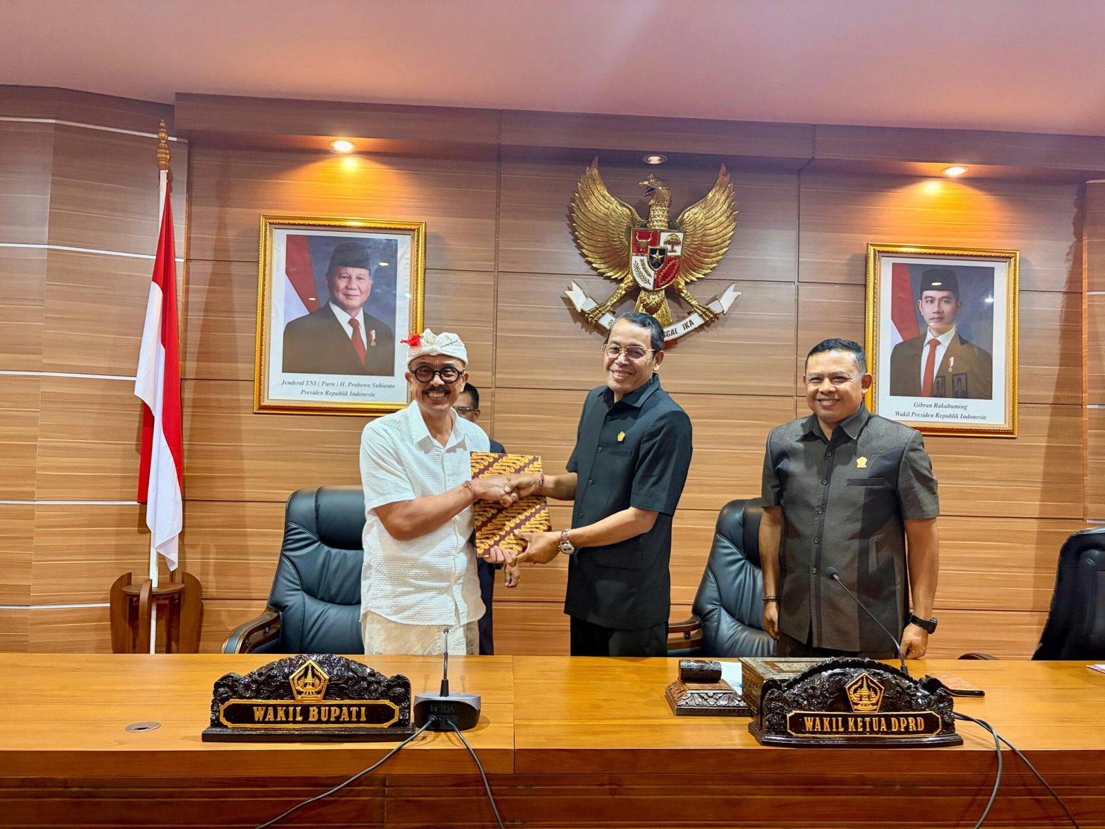 Pemkab Bangli Jawab 3 Raperda Strategis, Desa Lumbuan hingga Modal Bank 4 IMG 20261026 WA0046 scaled