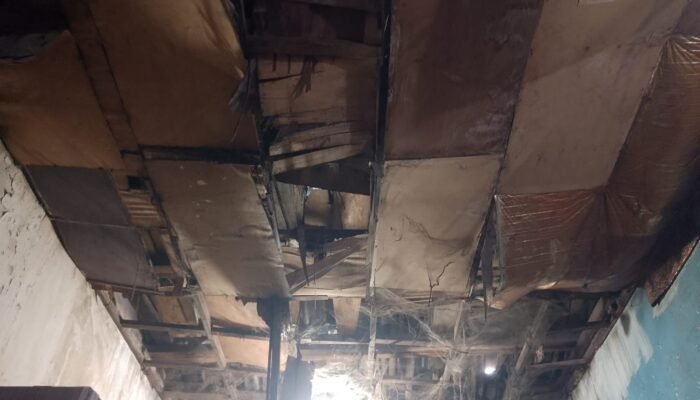 Rumah Nyaris Roboh di Kutabumi, Lurah dan Camat Turun Bawa Sembako, Renovasi Disebut Menunggu 2027