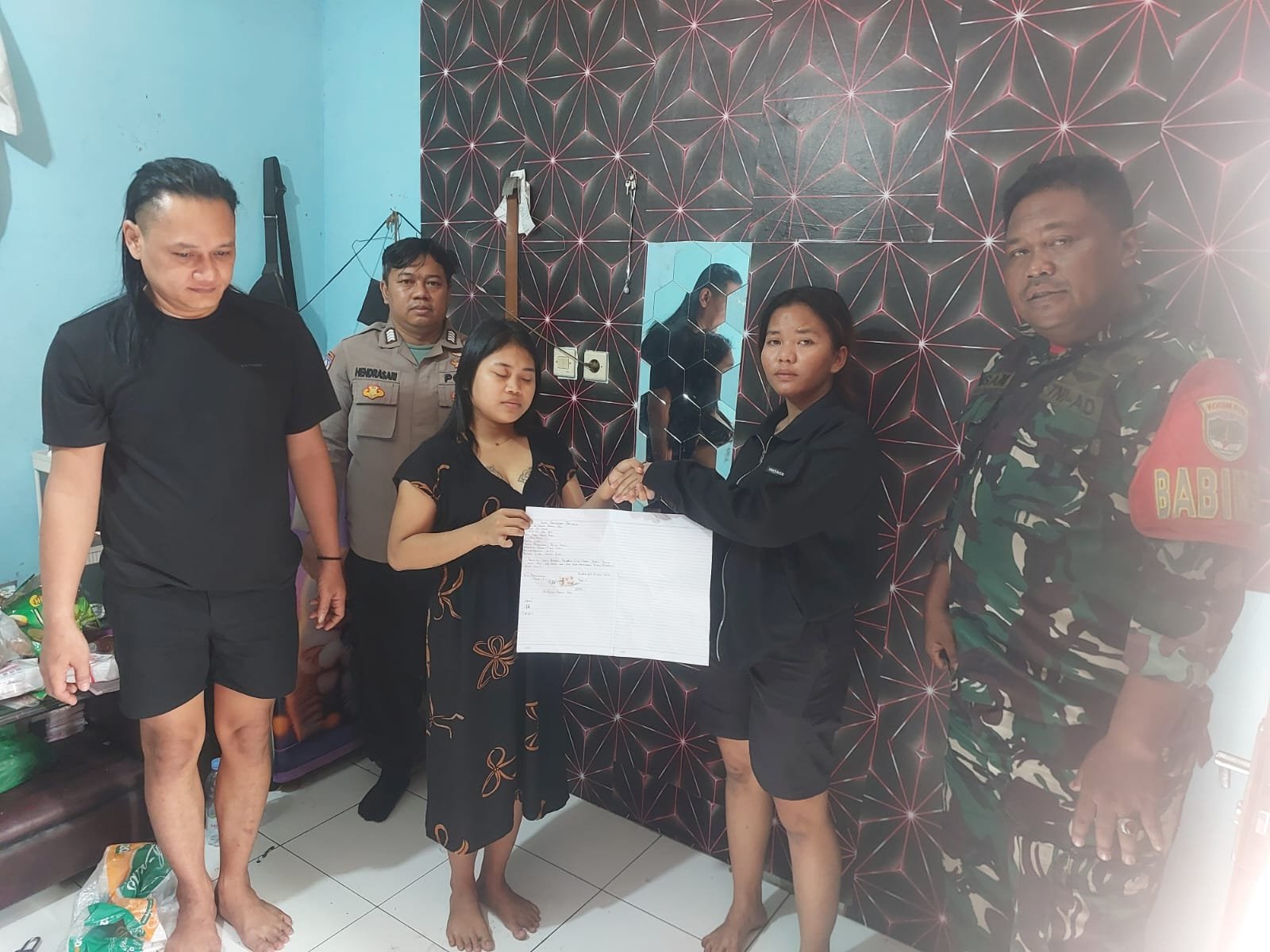 Problem Solving Polsek Pasar Kemis, HP Rusak Diganti, Kedua Pihak Berdamai 1 IMG 20261027 WA0085