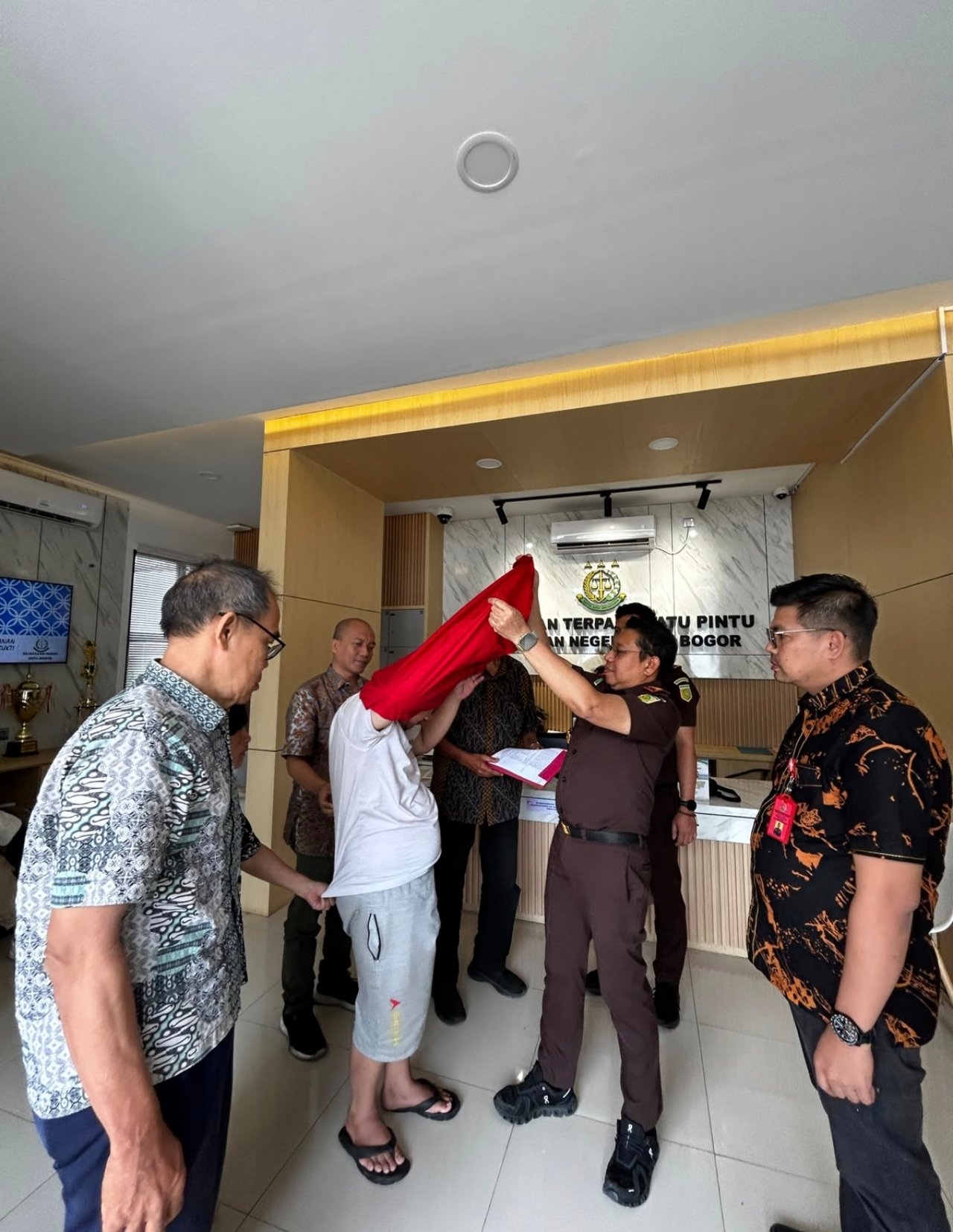 Tuntaskan Perkara Lewat Keadilan Restoratif, Kejari Kota Bogor Serahkan Tersangka kepada Keluarga 3 IMG 20261028 134327