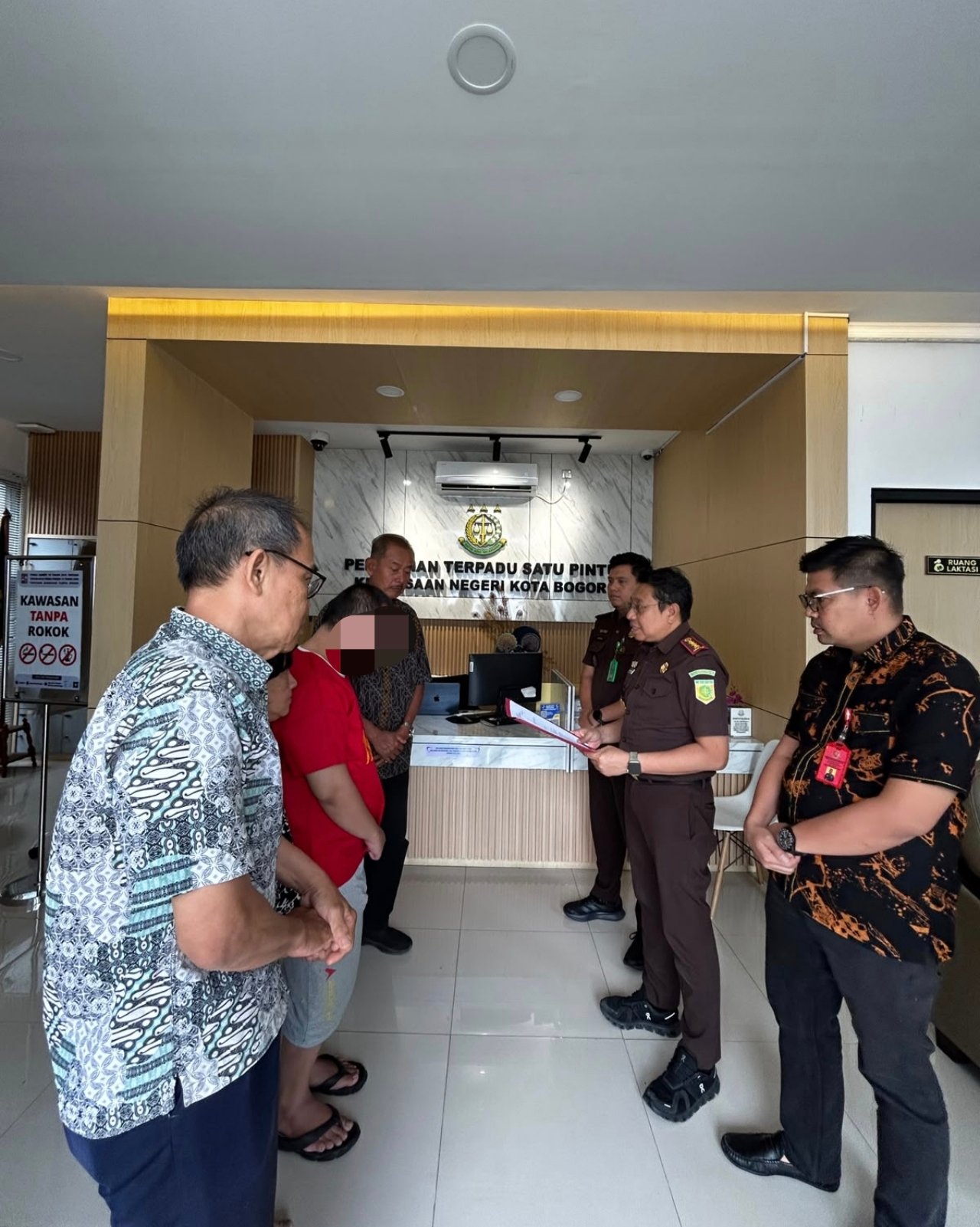 Tuntaskan Perkara Lewat Keadilan Restoratif, Kejari Kota Bogor Serahkan Tersangka kepada Keluarga 1 IMG 20261028 134423