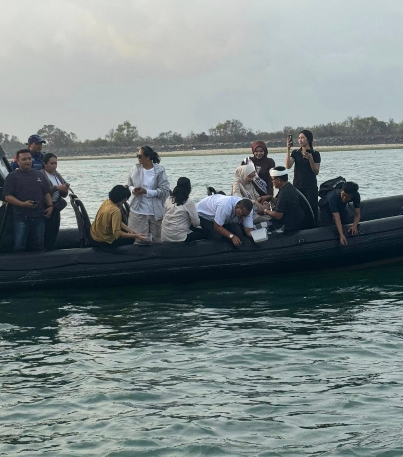 Jaga Ekosistem Biota Laut, Ditpolairud Polda Bali Lepasliarkan 100 Tukik di Pantai Tanjung Benoa 3 IMG 20261029 165222